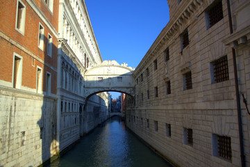 Fototapeta na wymiar le pont des soupirs de venise en italie