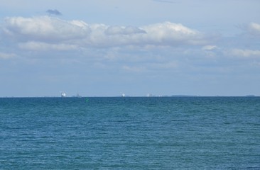 Fährschiffe am Horizont - Ausblick vom Fährhafen Puttgarden auf Fehmarn