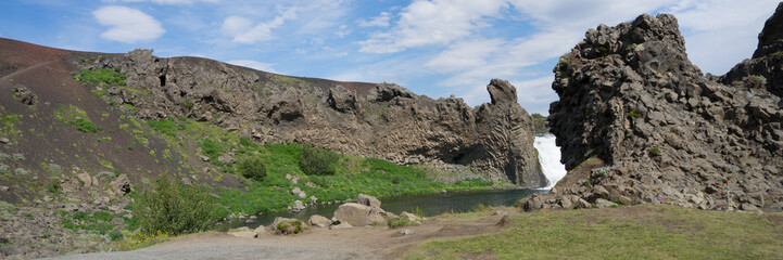 Fototapeta na wymiar Landschaft am Wasserfall Hjlálparfoss im Þjórsárdalur-Valley / Süd-Island