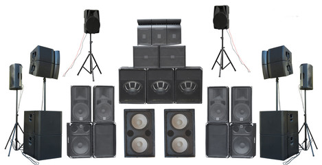 Obraz premium Zestaw potężnych starych przemysłowych głośników stereo na białym tle.