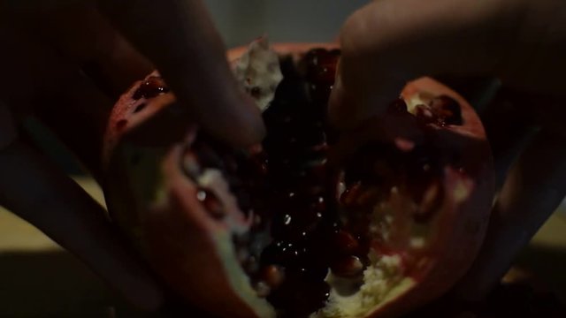Pomegranate cutting closeup.
Tagliando il melograno da vicino