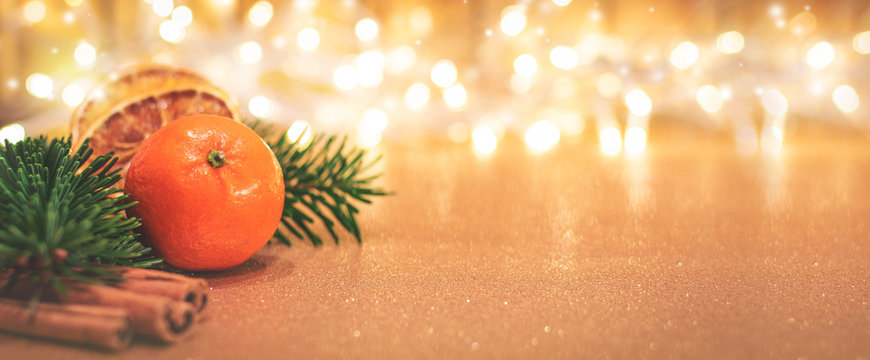 Weihnachten Hintergrund mit Lichtern und Orangen