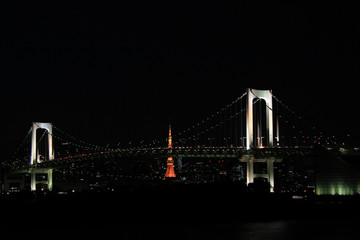 Fototapeta premium widok na Tęczowy Most z Odaiby nocą