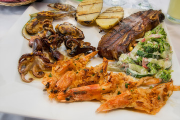 Almuerzo mar y tierra, camarones, pulpo y carne.