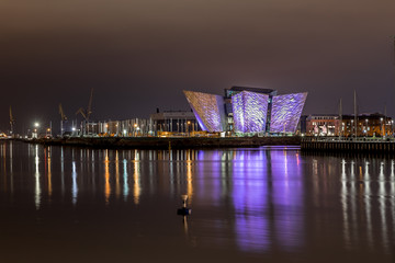 Titanic Belfast in the night - obrazy, fototapety, plakaty