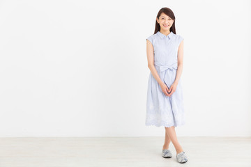 笑顔の女性　全身