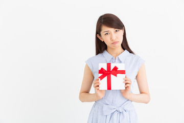 Fototapeta premium プレゼントを持つ女性 考える