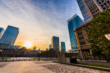 Fototapeta premium Wczesnym rankiem Tokio stacja Niebo o świcie w Marunouchi, Tokio, Japonia