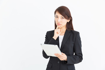 タブレットコンピューターを見る女性　ビジネス　考える