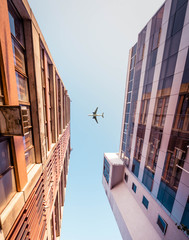 Avion por la ciudad