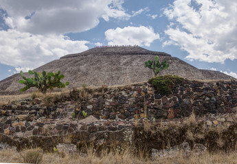 Fototapeta na wymiar piramides de teotihuacan mexicao piramide del sol aztecas
