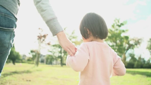 母親と手を繋ぐ子供