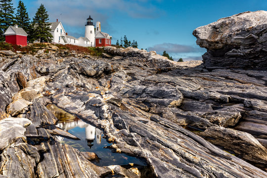 Pemaquid Point Light. The Pemaquid Point Light is a historic US lighthouse located in Bristol, Lincoln County, Maine, at the tip of the Pemaquid Neck.