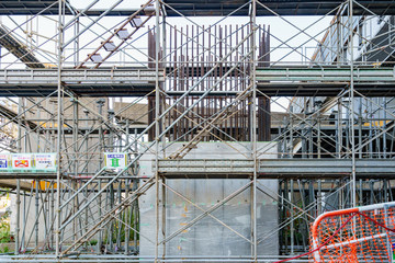 工事中の高速道路橋脚