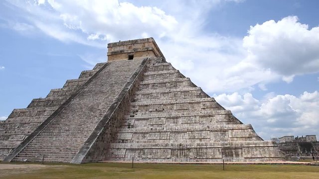 El Castillo (The Kukulkan Temple) of Chichen Itza, mayan pyramid in Yucatan