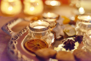 Teelichter mit Weihnachtsdeko