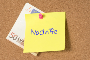 Pinnwand, Euro Geldschein und ein Zettel mit dem Wort Nachhilfe