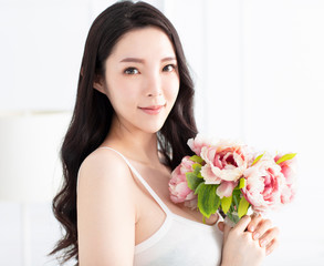 Obraz premium beautiful young woman holding flower