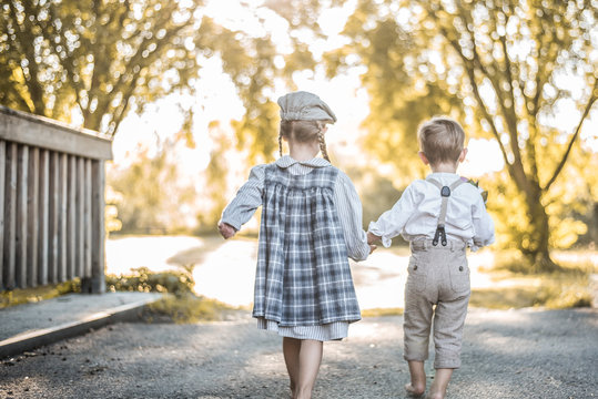 Kinder beim H&auml;ndchen halten