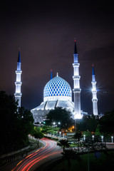 Obraz premium Nightview of the Blue Mosque with lights trail