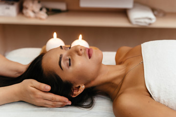 Obraz na płótnie Canvas Massage therapist massaging beautiful brunette