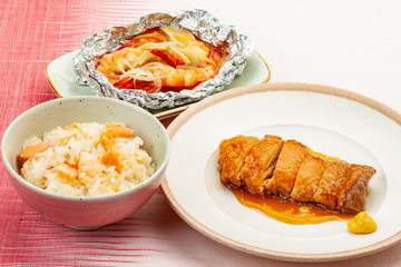 エビの酒蒸し　鮭おこわ　鶏の醤油蒸し