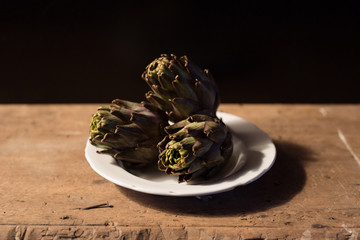 carciofi con sfondo di legno