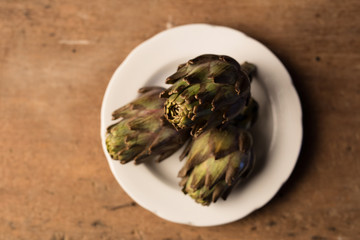 carciofi con sfondo di legno