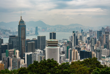 Fototapeta premium Widok miasta Hong Kong po południu. zamglony widok na port w Wiktorii