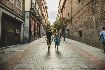 Crédence de cuisine en verre imprimé Madrid Young couple of tourists walking the streets of Madrid, Spain