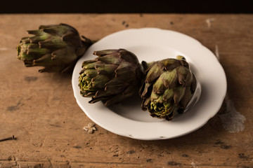 carciofi con sfondo di legno