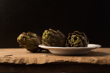 carciofi con sfondo di legno