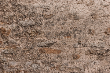 Alter verwitterter Putz an Steinwand