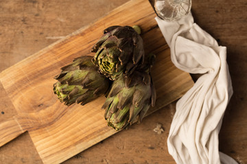 carciofi con sfondo di legno