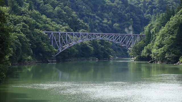 只見線川を渡る