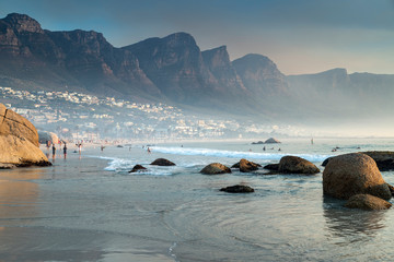 Naklejka premium Wieczorny nastrój na plaży Camps Bay, w tle "12 Apostołów", niedaleko Kapsztadu w RPA