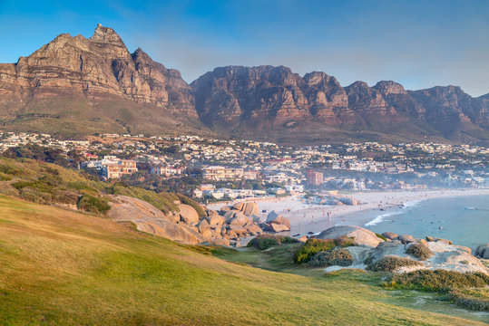 Abendstimmung am Strand von Camps Bay, im Hintergrund die &bdquo;12 Apostel&bdquo;,  nahe Kapstadt in S&uuml;dafrika