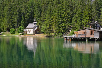 Fototapeta premium Lago di Braies chiesa
