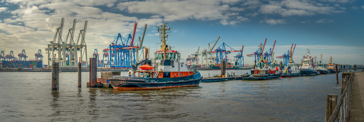 Hamburgs Hafen mit Schlepperbooten und Kränen