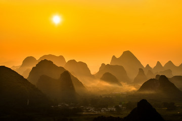 Zonsopganglandschap van Guilin, Li River en Karst-bergen genaamd Xingping