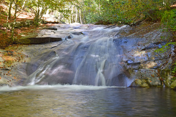 Obraz premium Salto de agua en riachuelo, El Montseny Barcelona 