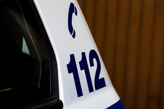 Notfallnummer 112 auf einem Rettungsfahrzeug