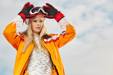 Fototapeta na wymiar Picture of happy young lady snowboarder