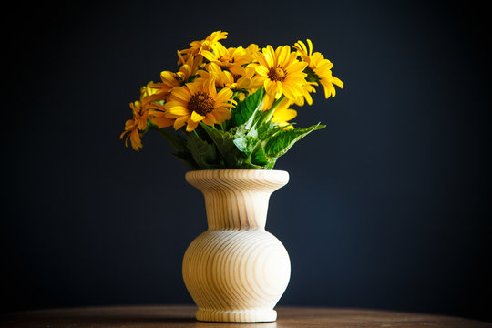 Fototapeta bouquet of yellow big daisies on a black