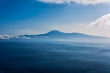 Wulkan Teide na Teneryfie. Widok z La Gomery, punkt widokowy Mirador de Abrante - obrazy, fototapety, plakaty