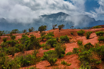 Czerwone skały, w tle góry z naczodzącymi na nie chmurami, Mirdaor de Abrante La Gomera © Agnieszka
