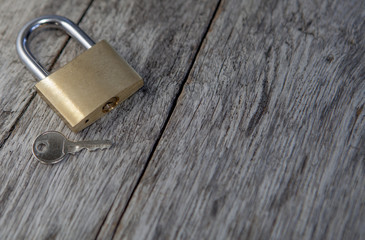 Naklejka premium cadenas sur fond de bois