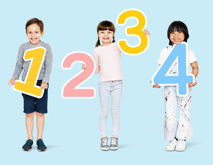 Cheerful diverse kids holding numbers one to four © Rawpixel.com