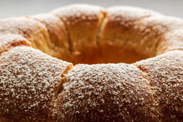 Buchtel-Kranzl mit Puderzucker