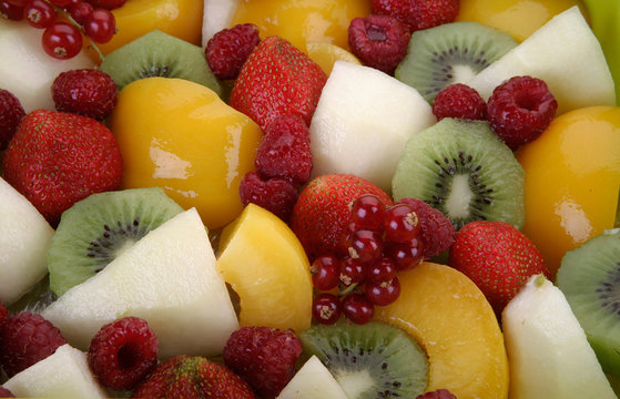 macedonia de frutas con grosellas, kiwi, fresones, melocot&oacute;n y pera